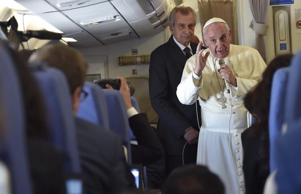 El papa Francisco en el vuelo desde Manila (Filipinas) a Roma (Italia). Foto: EFE