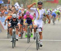 Fernando Gaviria sorprende a Cavendish al esprint