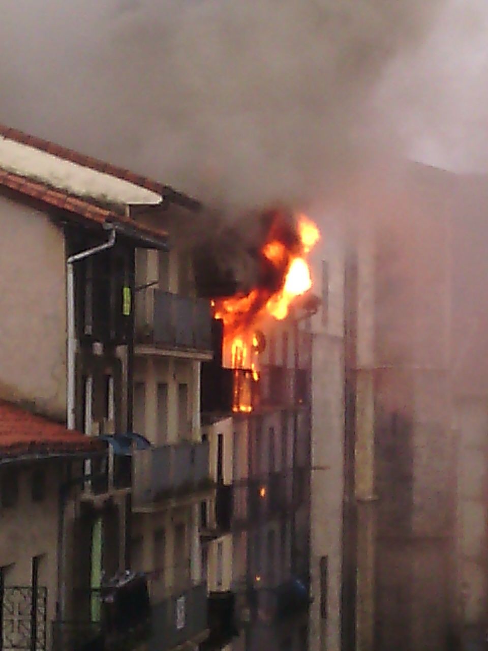 Un incendio calcina una vivienda en Azkoitia. Foto: Idoia Alberdi