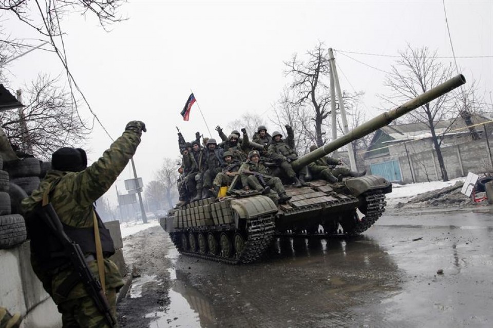 Rebeldes prorrusos conducen un tanque en Donetsk. Imagen de archivo: EFE
