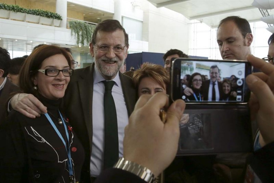 Rajoy posa con militantes del partido, en la segunda jornada de la Convención. Foto: EFE