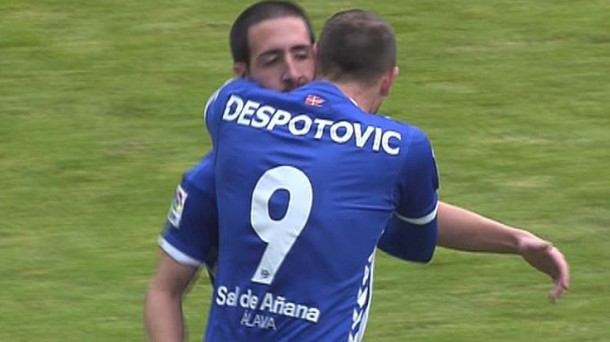 Despotovic felicita a Toribio por su gol. EiTB.