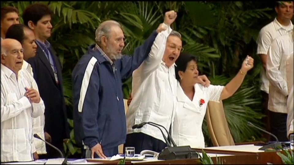 Fidel Castro 2009 urtean, ikasle bat agurtzen. Argazkia: cubadebate