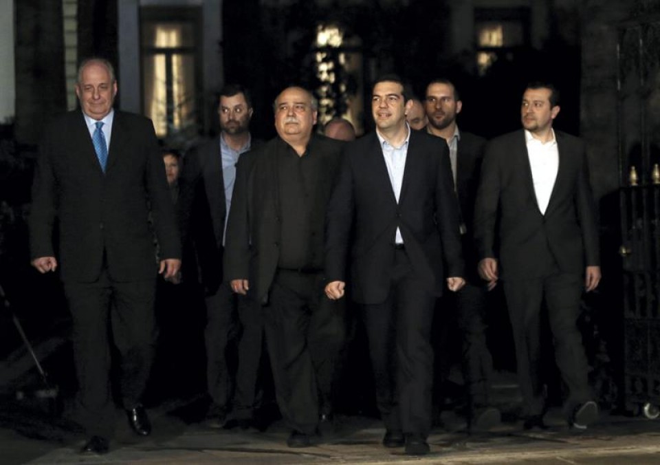 Los nuevos ministros de Grecia, ayer. EFE. 