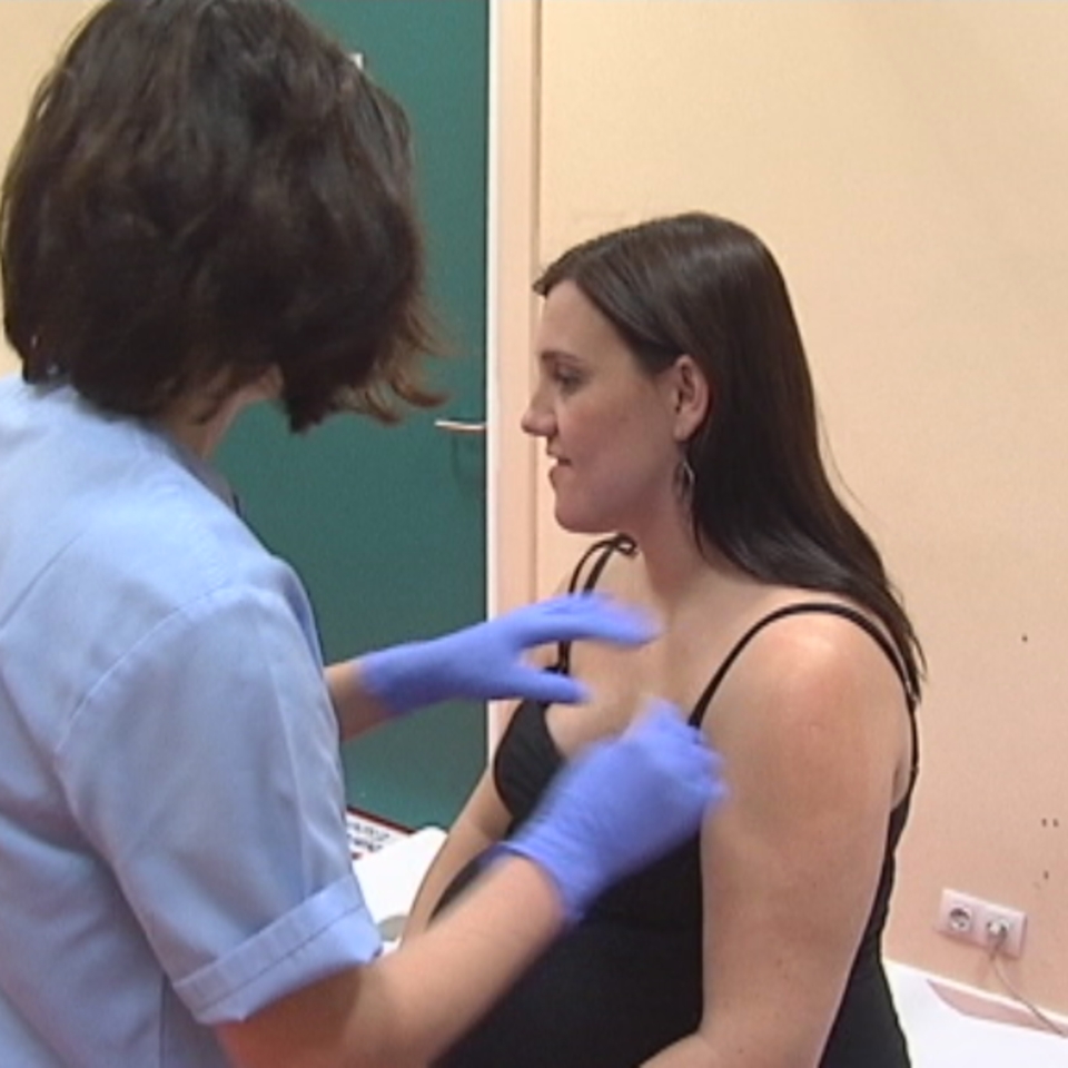 Una mujer embarazada recibiendo este lunes la vacuna contra la tos ferina. EiTB