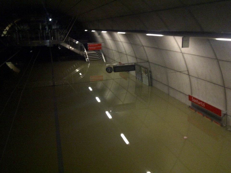 Una foto del Metro de Santurtzi inundado circula en Whatsapp como si fuese de hoy.