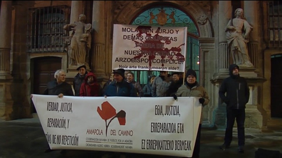 Bideko Mitxoletak (Amapolas del Camino) elkarteak memoriaren alde egindako protesta, Iruñean. EiTB. 