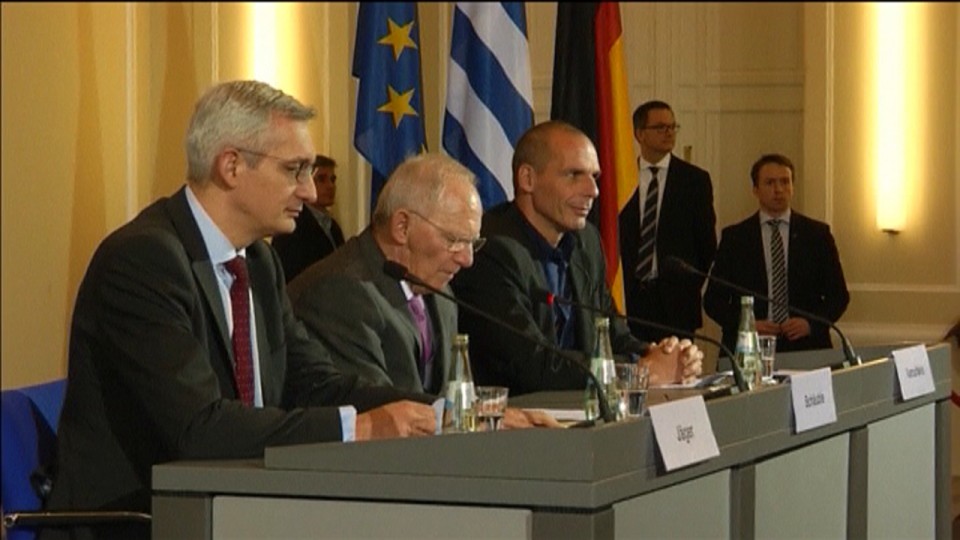 Los ministros de Finanzas de Alemania y Grecia, Wolfgang Schäuble y Yanis Varufakis. Foto: EFE