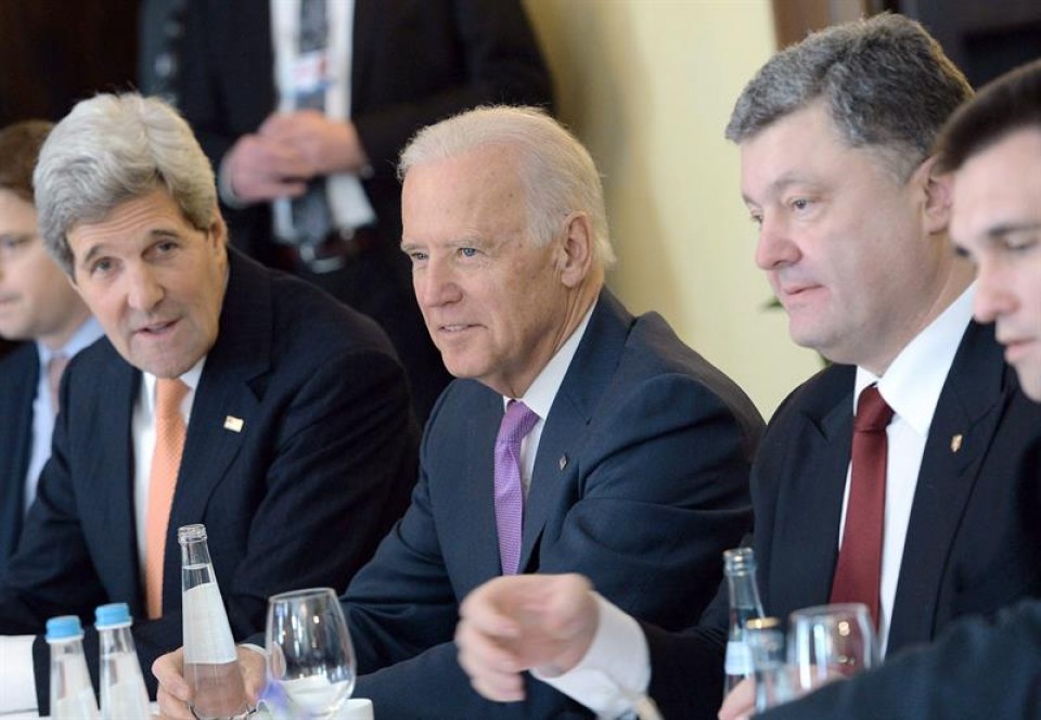 Kerry,  Biden y Poroshenko. Foto: EFE