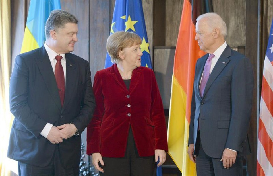 Merkel, Joe Biden (AEB) eta Ukrainako presidentearekin. Argazkia: EFE