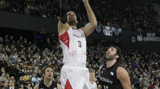 Alex Mumbru (Bilbao Basket) y Zeljko Sakic (Manresa)