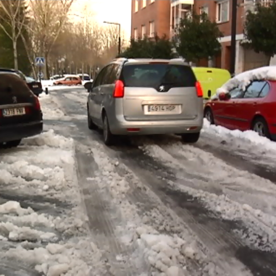 La nieve acumulada y el hielo dificultan el tráfico en Vitoria-Gasteiz