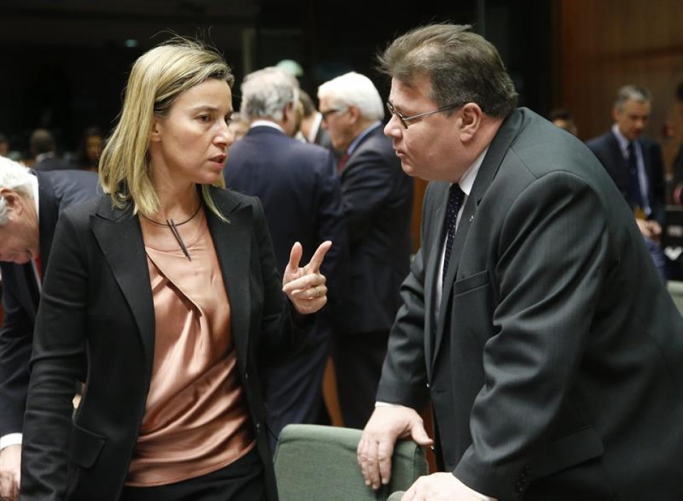 Mogherini habla con el ministro de Exteriores lituano, en Bruselas. Foto: EFE