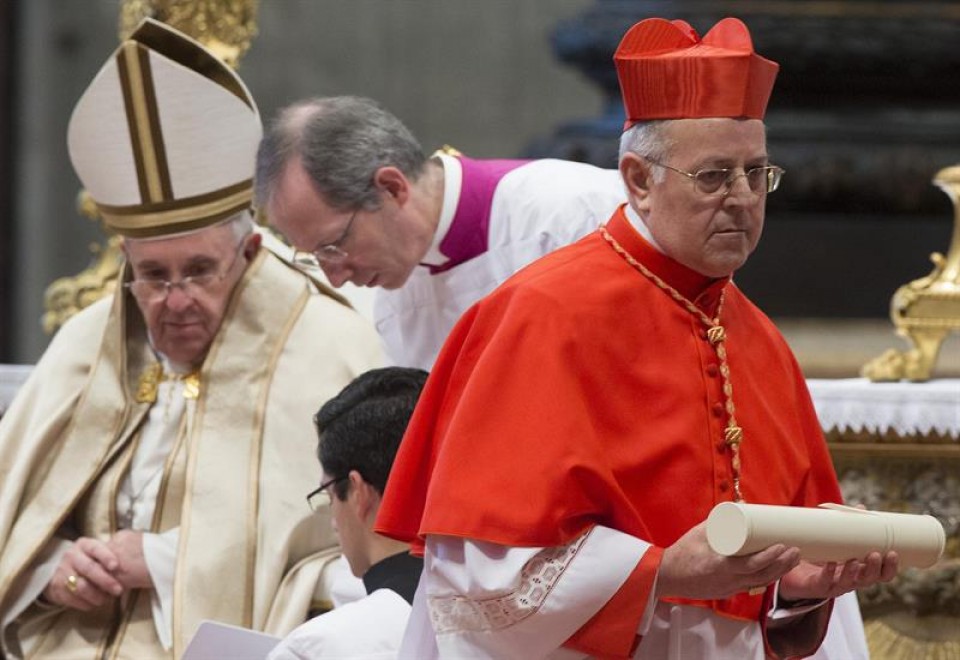 El nuevo cardenal, Ricardo Blázquez, con el papa. Foto: EFE