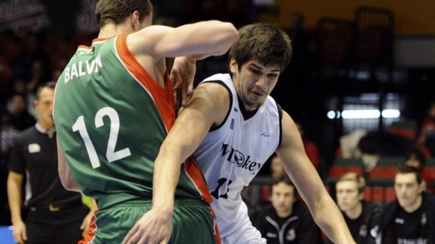 Todorovic, en pugna con un jugador del Baloncesto Sevilla. Efe.