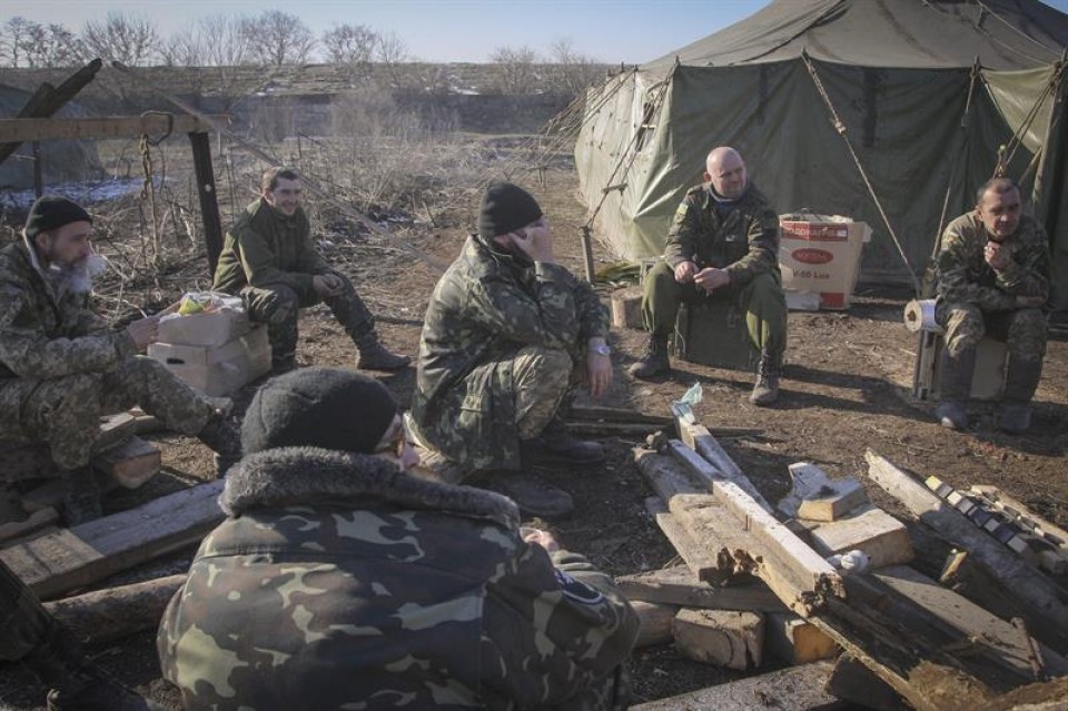 Soldados ucranianos descansan cerca e Donetsk. Foto: EFE