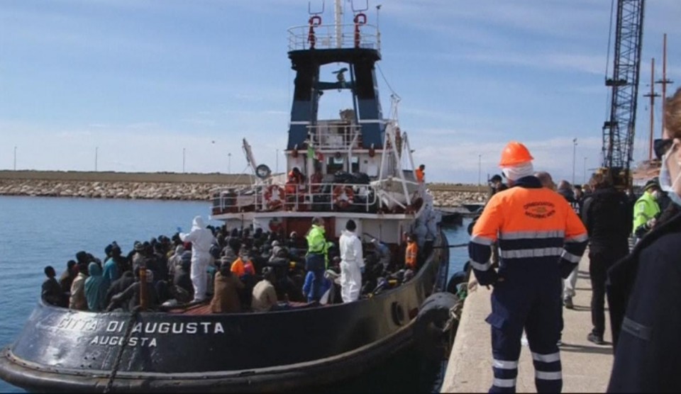 Más de 1.000 inmigrantes permanecen a la deriva cerca de las costas de la isla de Lampedusa. EiTB