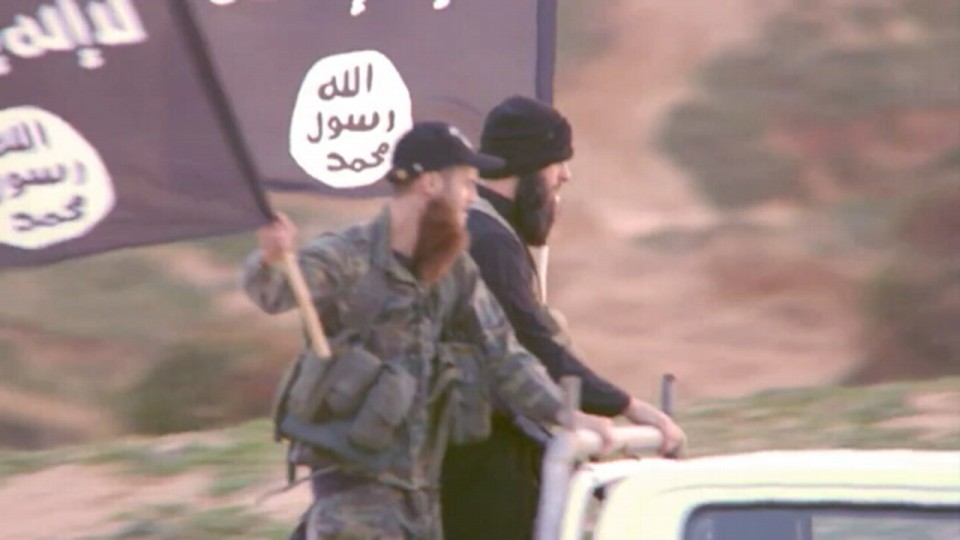 Dos combatientes del Estado Islámico con banderas. Imagen de archivo: EiTB