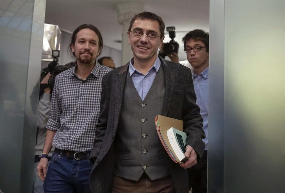 El fundador de Podemos Juan Carlos Monedero (c), junto a Pablo Iglesias (i) e Iñigo Errejón. EFE