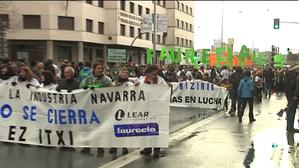 Ehunka lagun Faureciako itxieraren aurka manifestatu dira Iruñean