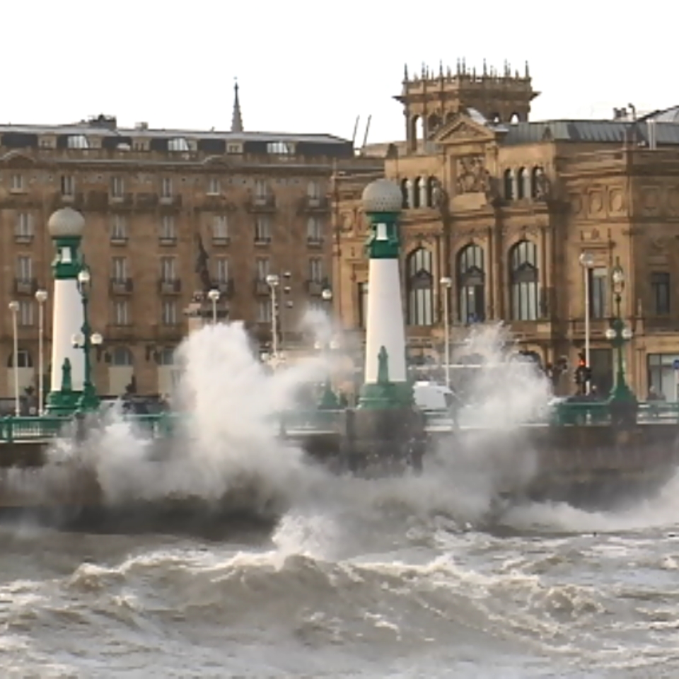 Las olas azotan con fuerza en Donostia