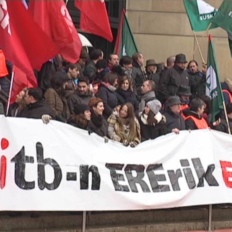 Concentración de los trabajadores de Eusko Irratia en la sede de EiTB en Bilbao.