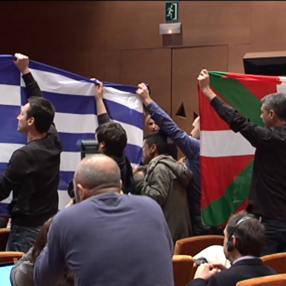 Parlamentarios de EH Bildu protestan contra la Troika