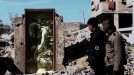 El grafitero Banksy lleva sus pinturas a los muros de Gaza