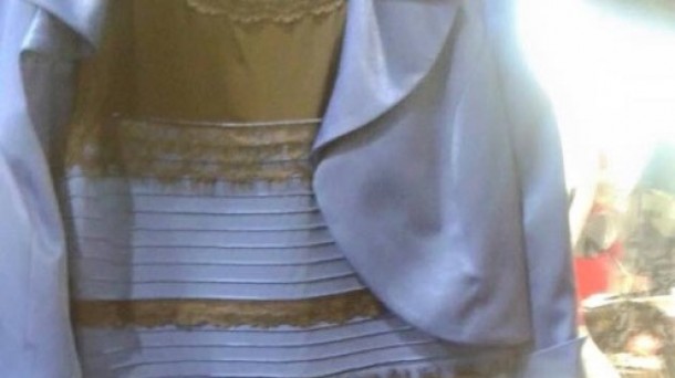 ¿De qué color es el vestido?