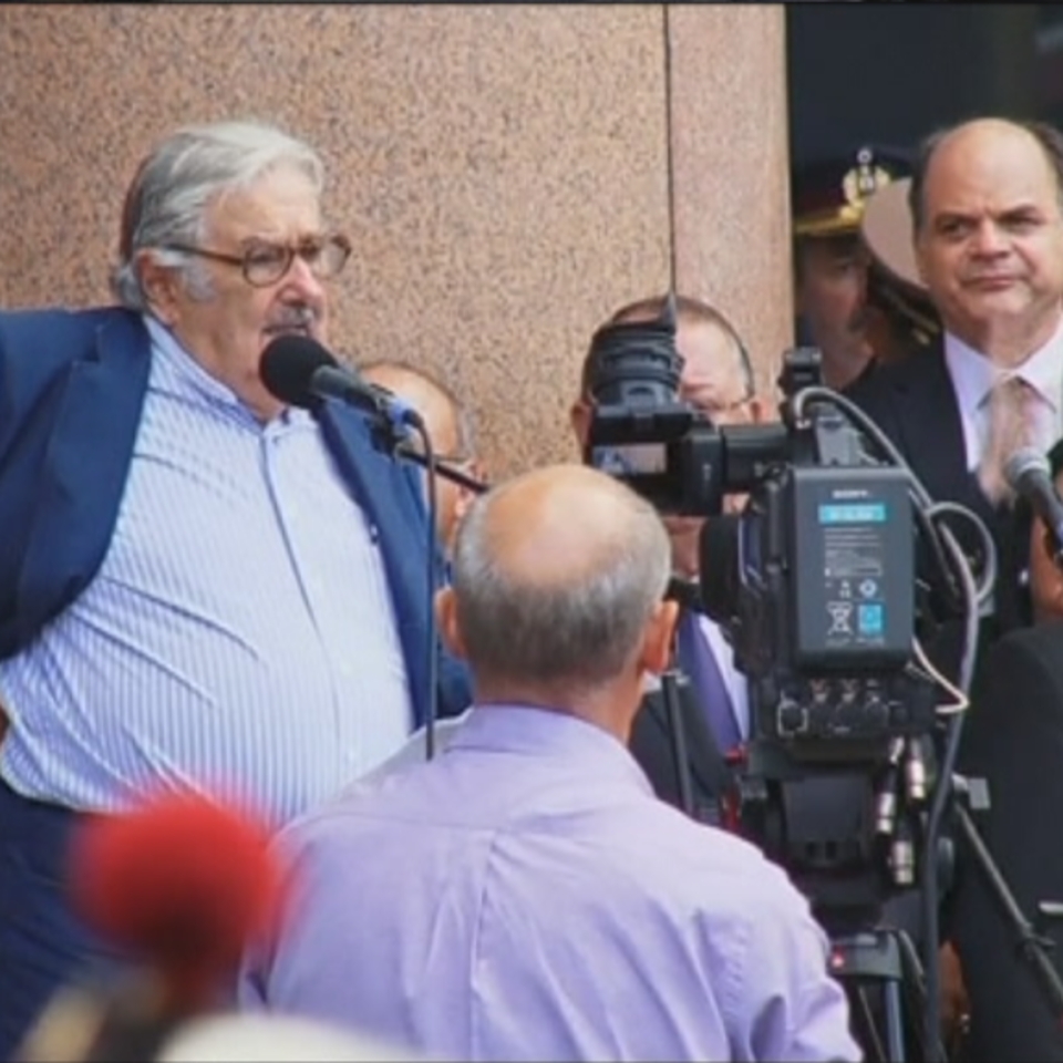 Miles de personas despiden a su hasta ahora presidente José Mújica