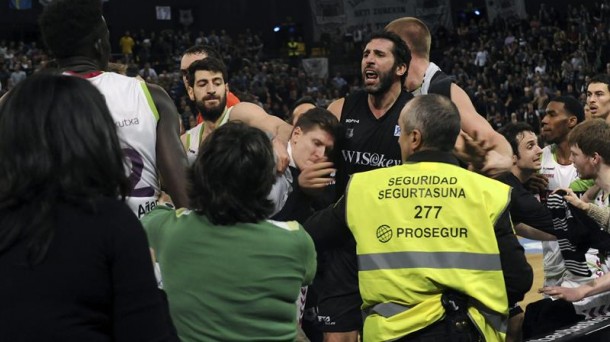 Momento de la tangana entre jugadores de Bilbao Basket y Laboral Kutxa. Foto: EFE