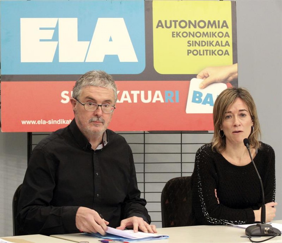 Adolfo Muñoz 'Txiki' eta Leire Txakartegi ELA sindikatuko ordezkariak. Argazkia: EFE