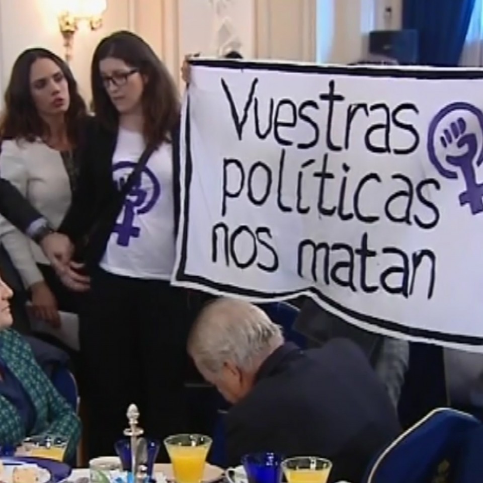 Feministas irrumpen en un acto de Alonso: 'Vuestra política nos mata'