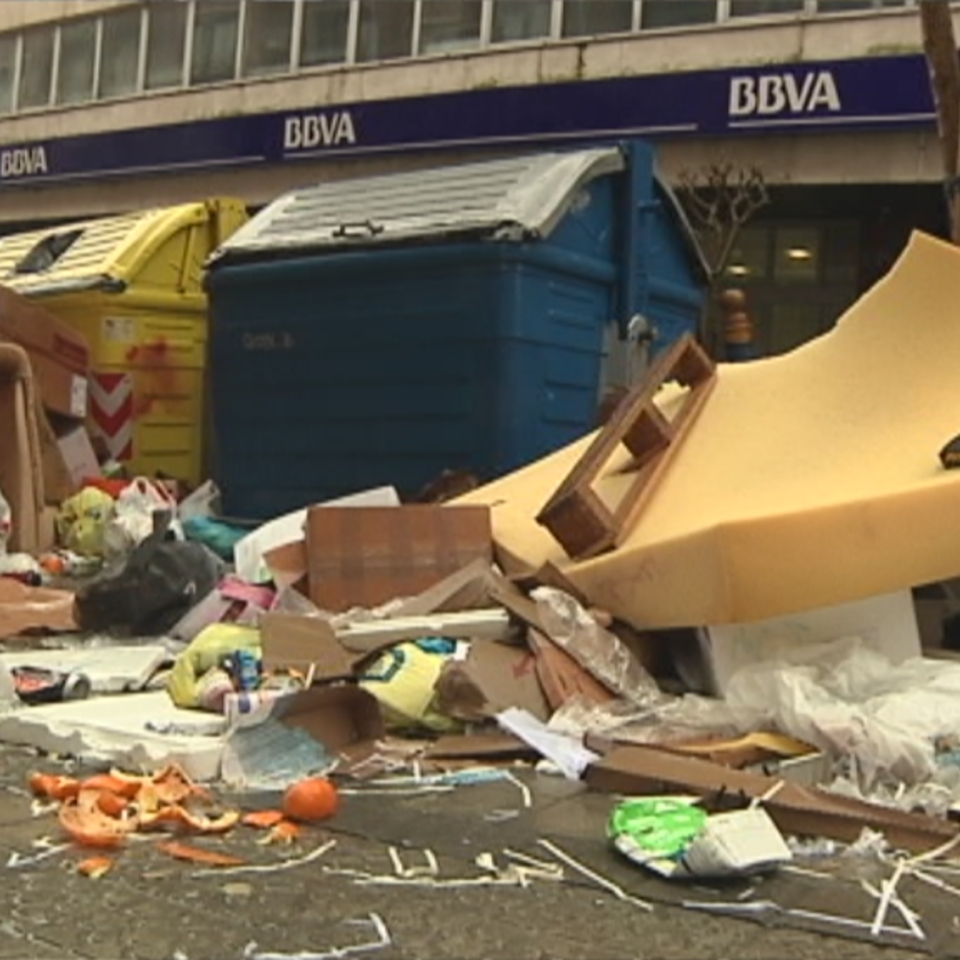 La basura comienza a apilarse en las calles de Getxo