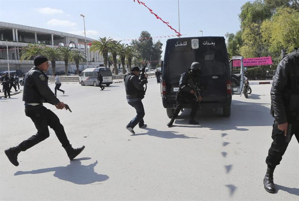 21 hildako, tartean bi kataluniar, Tunisiako Parlamentuaren erasoan