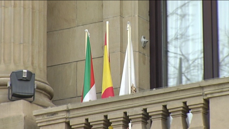 Espainiako bandera 'ohorezko tokian' jartzeko agindu diote Gipuzkoari