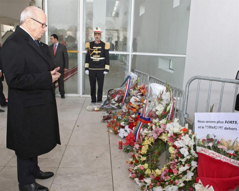 El presidente tunecino, en una ofrenda floral por las víctimas. Foto: EFE
