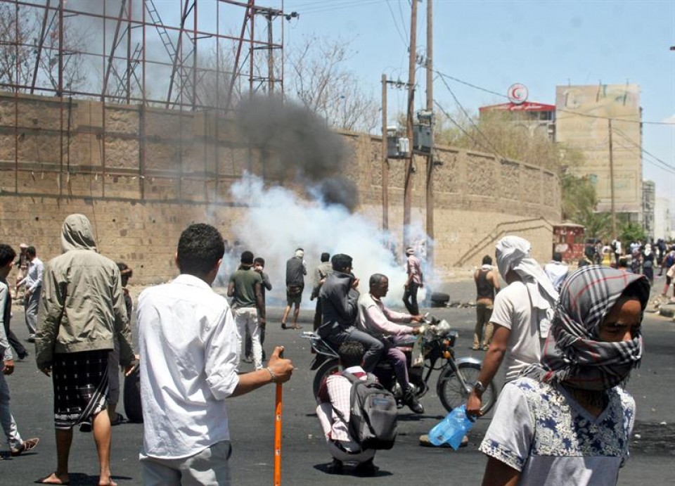 Hiritarrak protesta egoten, gaur, Taiz-en. Irudia: EFE 