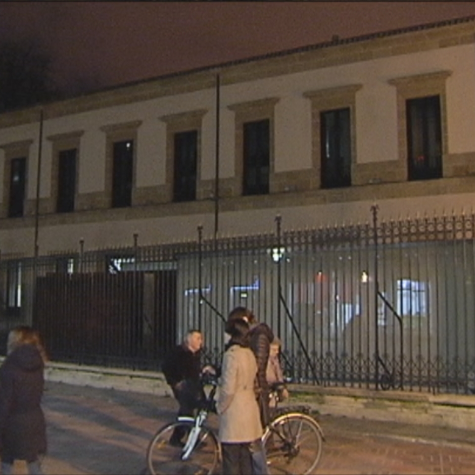 Parlamento Vasco apagado en la Hora del PLaneta