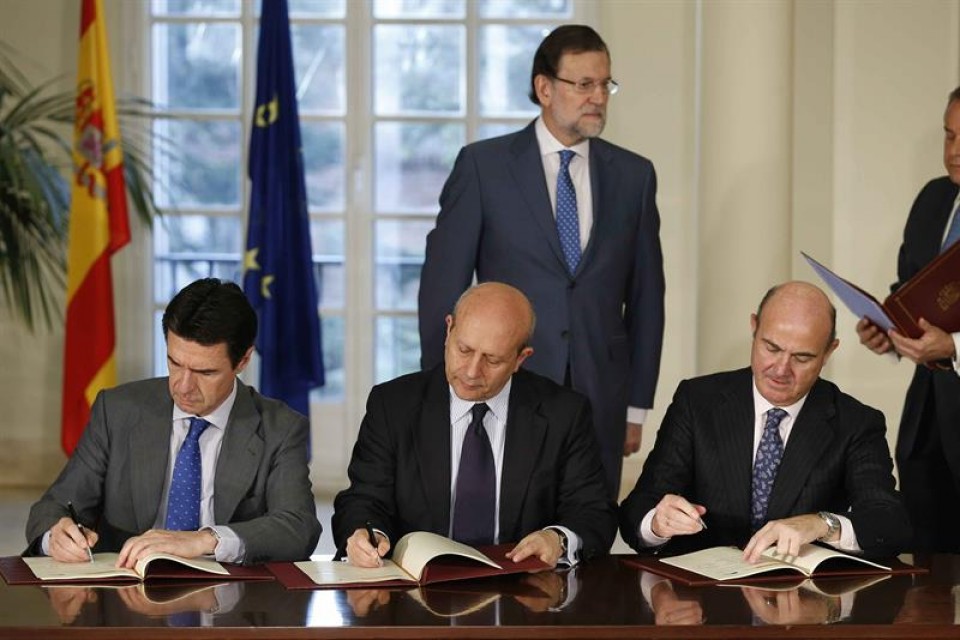 Mariano Rajoy con los ministros Soria, De Guindos y Wert. EFE.