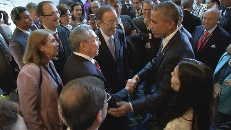 Imagen del breve encuentro entre Castro y Obama en Panamá. Foto: EFE