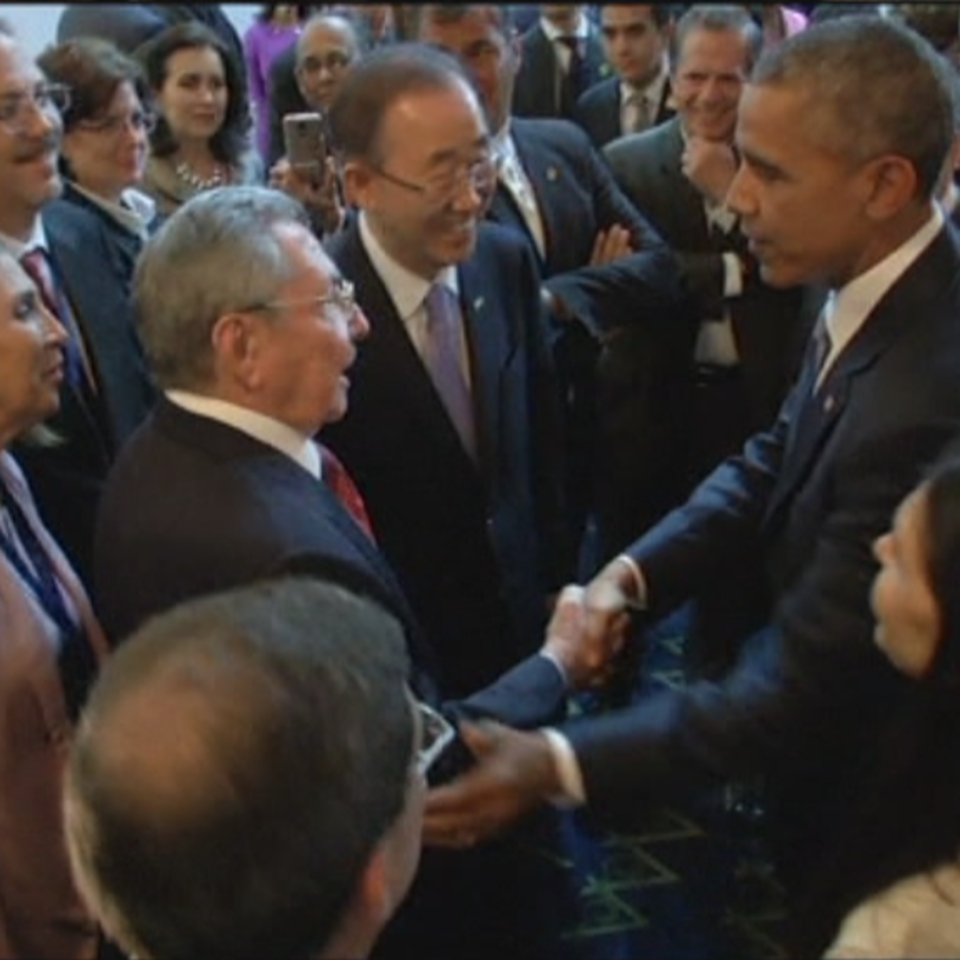 Imagen del breve encuentro entre Castro y Obama en Panamá. Foto: EFE