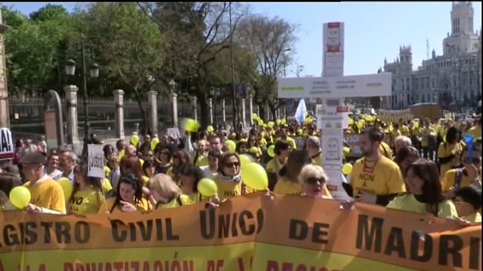 Erregistro zibileko pribatizazioaren aurka manifestatu dira Madrilen