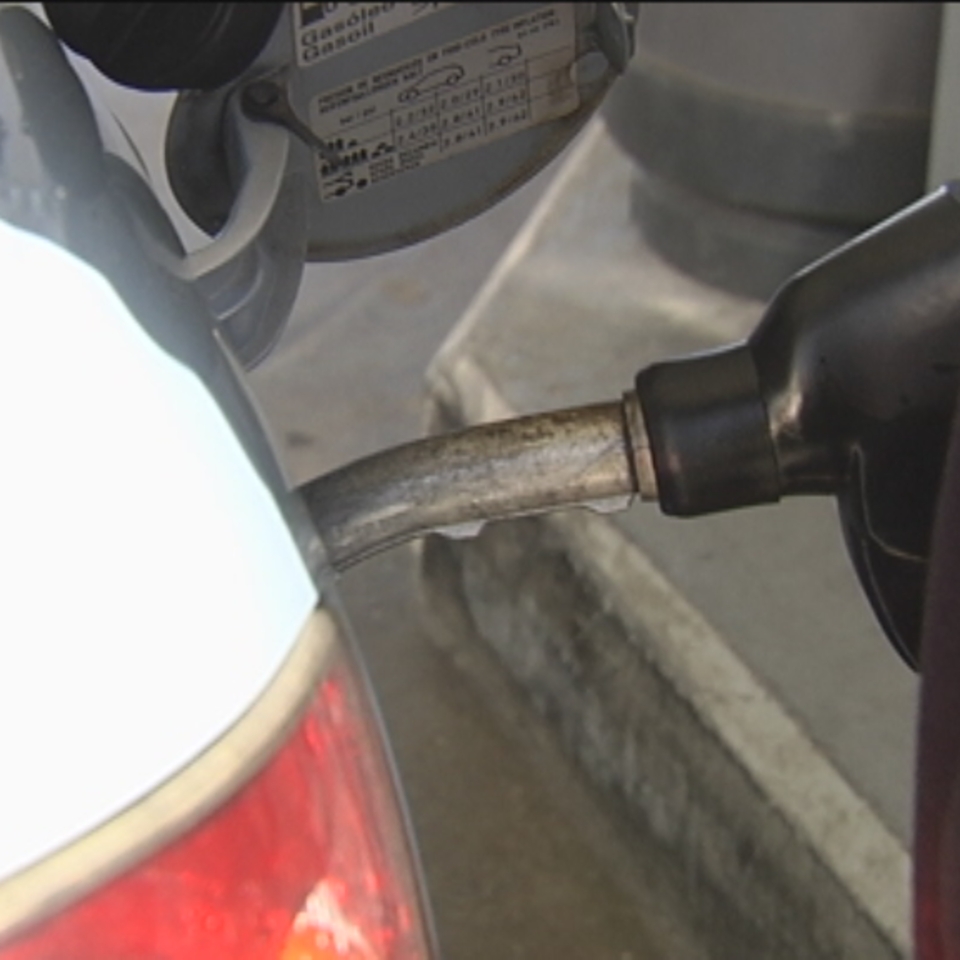El descenso en el precio de la gasolina ha contribuido en la bajada del IPC. Foto: EiTB.