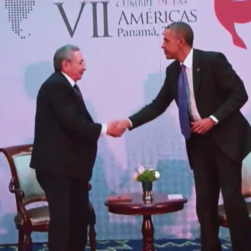 Raúl Castro y Barack Obama durante su reunión en la Cumbre de Panamá. EFE