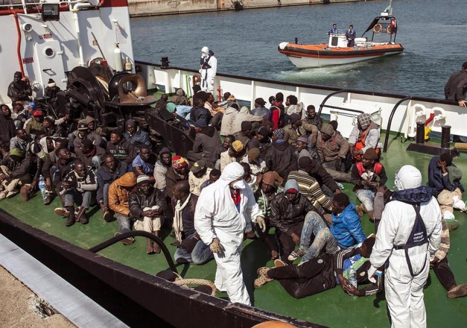 Un grupo de inmigrantes rescatado llega al puerto de Corigliano Calabro (Italia). Foto: EFE