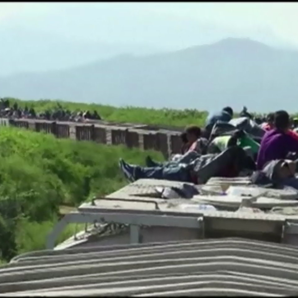 Migrantes en el techo de "La Bestia" intentando el paso de México a Estados Unidos.