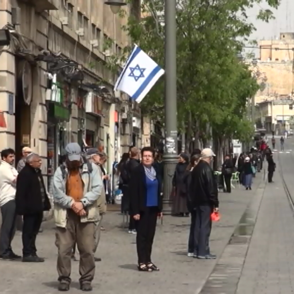 Supervivientes del Holocausto encienden unas antorchas en Jerusalén. EFE