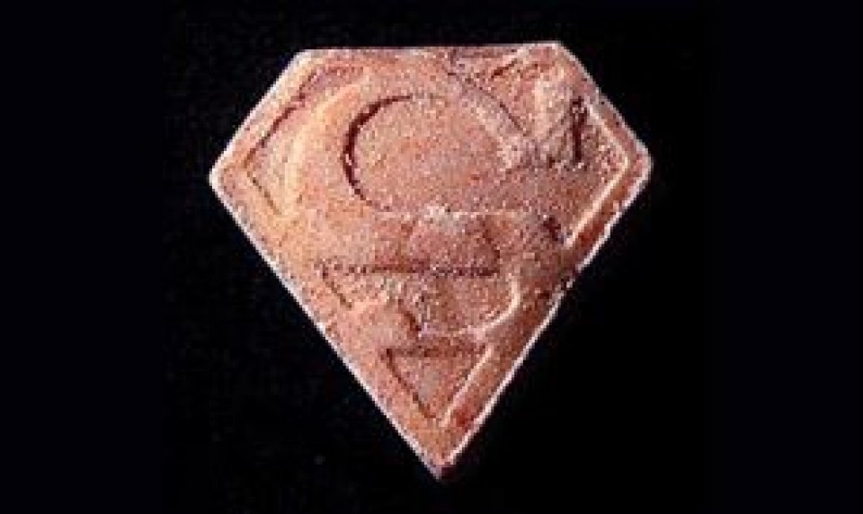 PMMA droga Supermanen sinboloarekin azaldu ohi da. Irudia: Segurtasun Saila