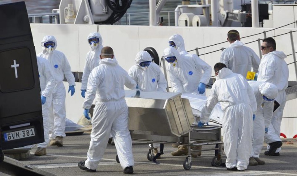 La Guardia Costera italiana desembarca los cuerpos de 24 inmigrantes en La Valeta, Malta. EFE